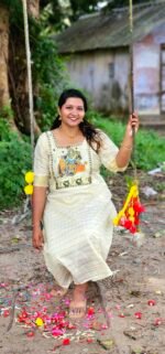 TISSUE CHECKS HANDWORKED YOKE ONAM KURTI - Image 3